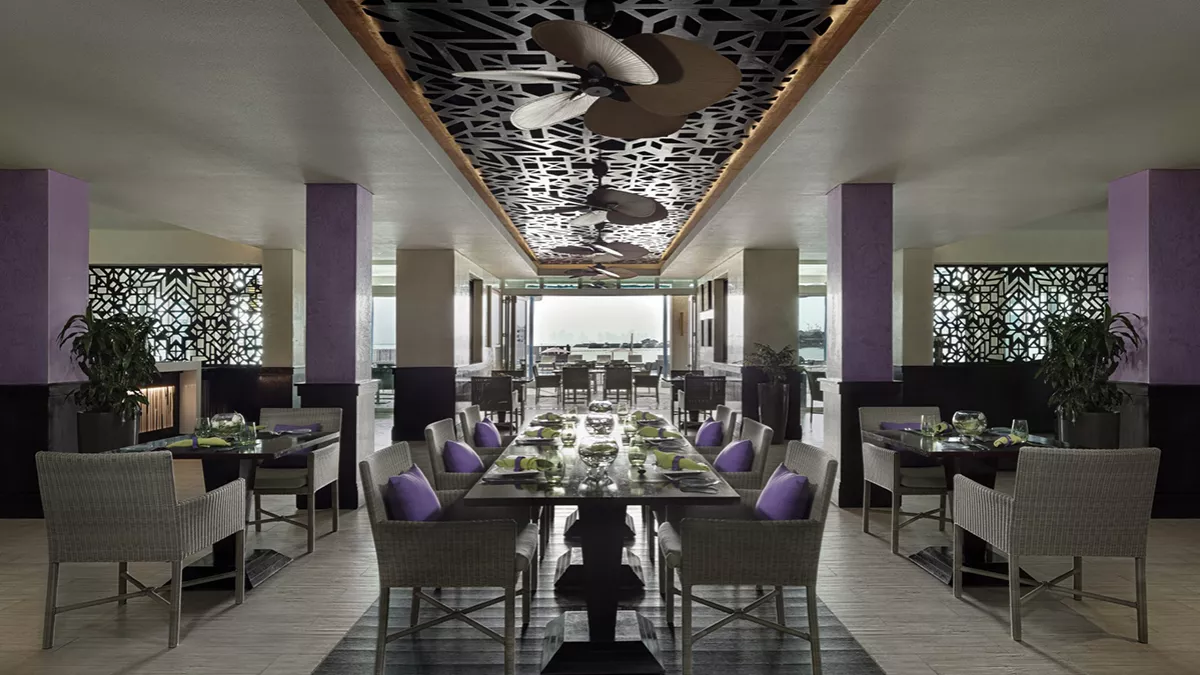 Q Lounge & Restaurant 6