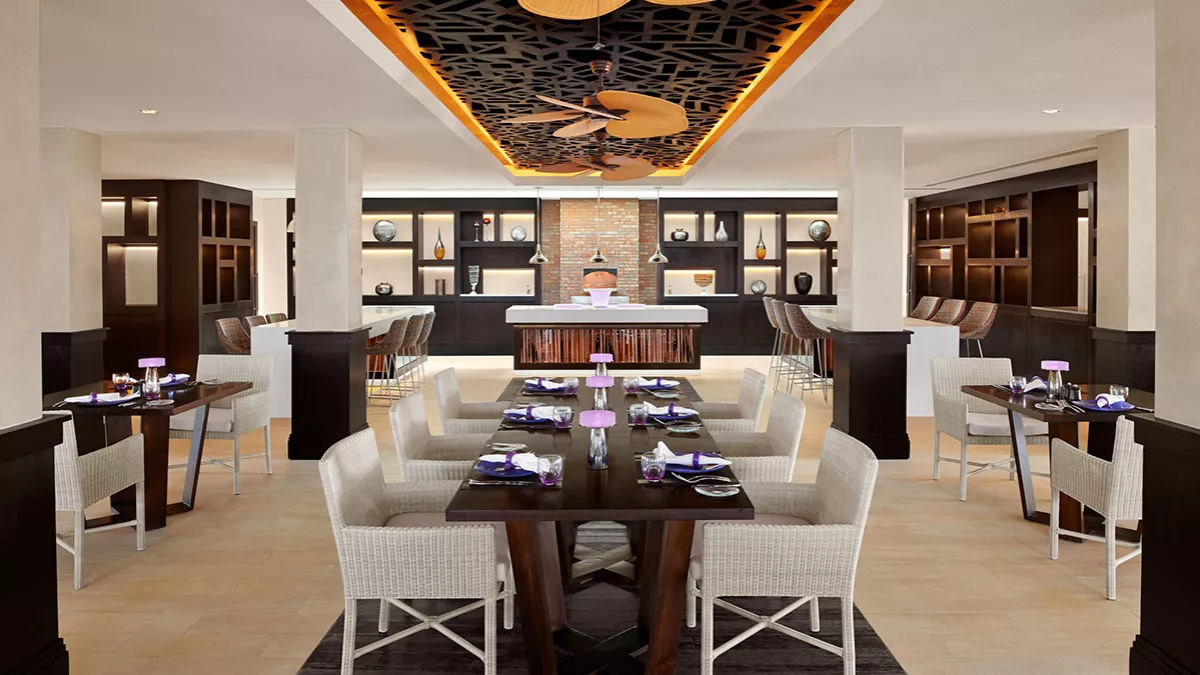 Q Lounge & Restaurant 7